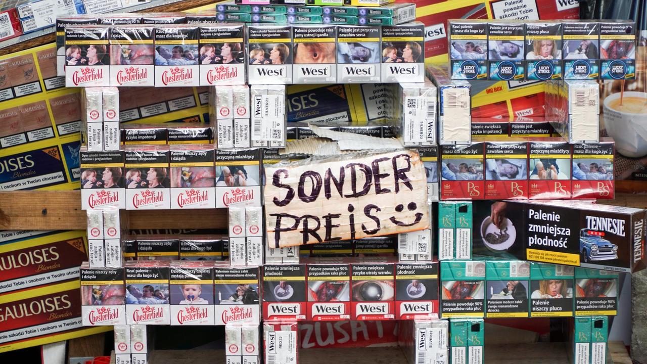 Polnische Zigaretten werden auf einem sogenannten Polenmarkt an der deutsch-polnischen Grenze zum Verkauf angeboten. Polnische Zigaretten werden auf einem sogenannten Polenmarkt an der deutsch-polnischen Grenze zum Verkauf angeboten.