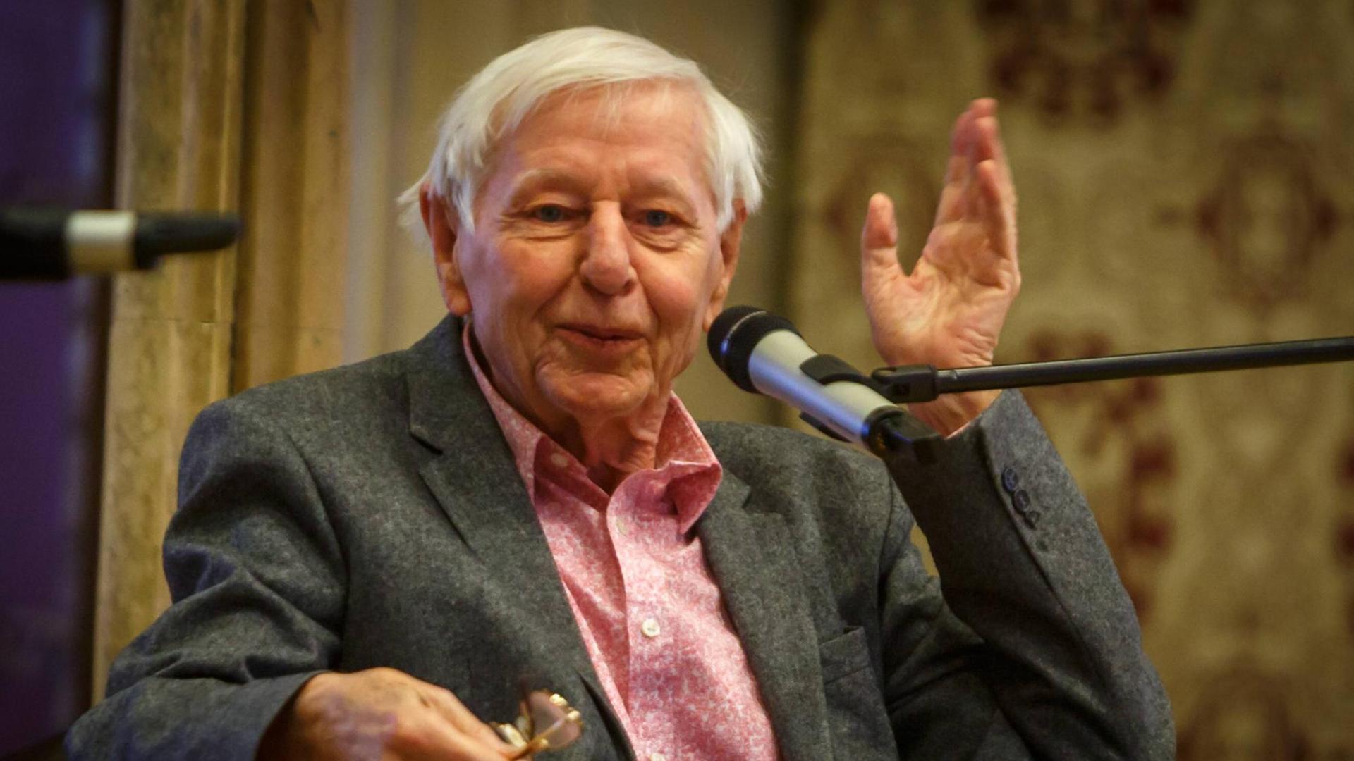 Der Schriftsteller Hans Magnus Enzensberger am 26.03.2017 im Theater Münster bei einem Gespräch. Der Schriftsteller Hans Magnus Enzensberger am 26.03.2017 im Theater Münster bei einem Gespräch.