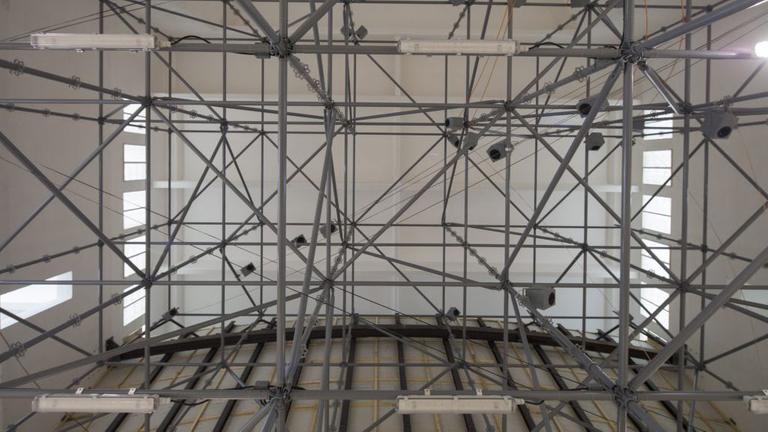 Lautsprecherinstallation von Natascha Happelmann. An einem Stahlgerüst, das einen ganzen Raum einnimmt, hängen auf unterschiedlichen Ebenen Lautsprecher. Lautsprecherinstallation von Natascha Happelmann. An einem Stahlgerüst, das einen ganzen Raum einnimmt, hängen auf unterschiedlichen Ebenen Lautsprecher.