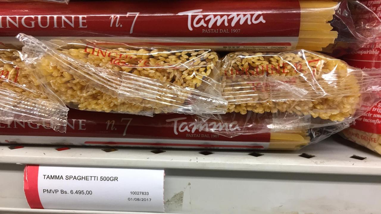 Eine Packung Nudeln im Supermarktregal. Sie kostet soviel wie das dreifache eines Wochenarbeitslohns. Eine Packung Nudeln im Supermarktregal. Sie kostet soviel wie das dreifache eines Wochenarbeitslohns.