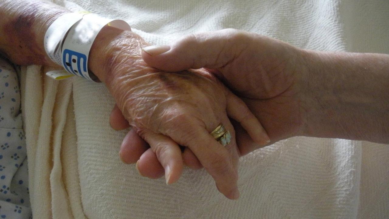 Hände von älteren Menschen, die sich trösten Hände von älteren Menschen, die sich trösten