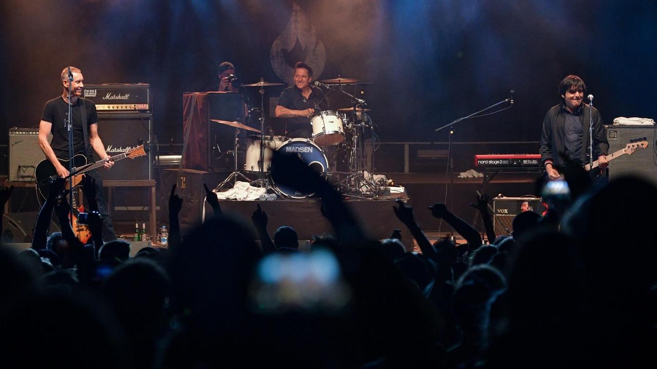 Die Band "Die Ärzte" mit den Mitgliedern von links nach rechts: Farin Urlaub, Bela B. und Rod Gonzales bei einem Live-Konzert. Die Band "Die Ärzte" mit den Mitgliedern von links nach rechts: Farin Urlaub, Bela B. und Rod Gonzales bei einem Live-Konzert.