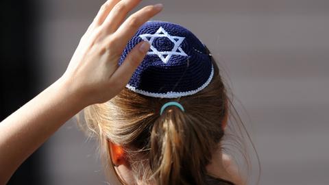 Eine junge Frau mit Kippa nimmt am Samstag (15.09.2012) in Berlin an einer Demonstration teil. Der Kippa-Spaziergang, zu dem im Internet aufgerufen worden war, sollte ein Zeichen gegen Antisemitismus setzen und fand auch anlässlich des bevorstehenden jüdischen Festes Rosch ha-Schana (jüdischer Neujahrstag) statt.