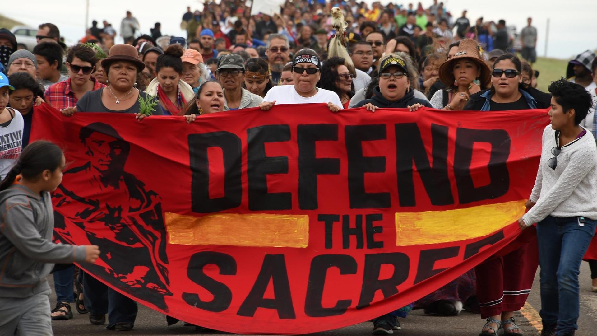Sioux-Indianer protestieren gegen den Bau einer Ölpipeline entlang eines Reservates im US-Bundestaat North Dakota. Sioux-Indianer protestieren gegen den Bau einer Ölpipeline entlang eines Reservates im US-Bundestaat North Dakota.