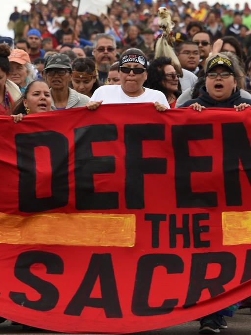 Sioux-Indianer protestieren gegen den Bau einer Ölpipeline entlang eines Reservates im US-Bundestaat North Dakota.