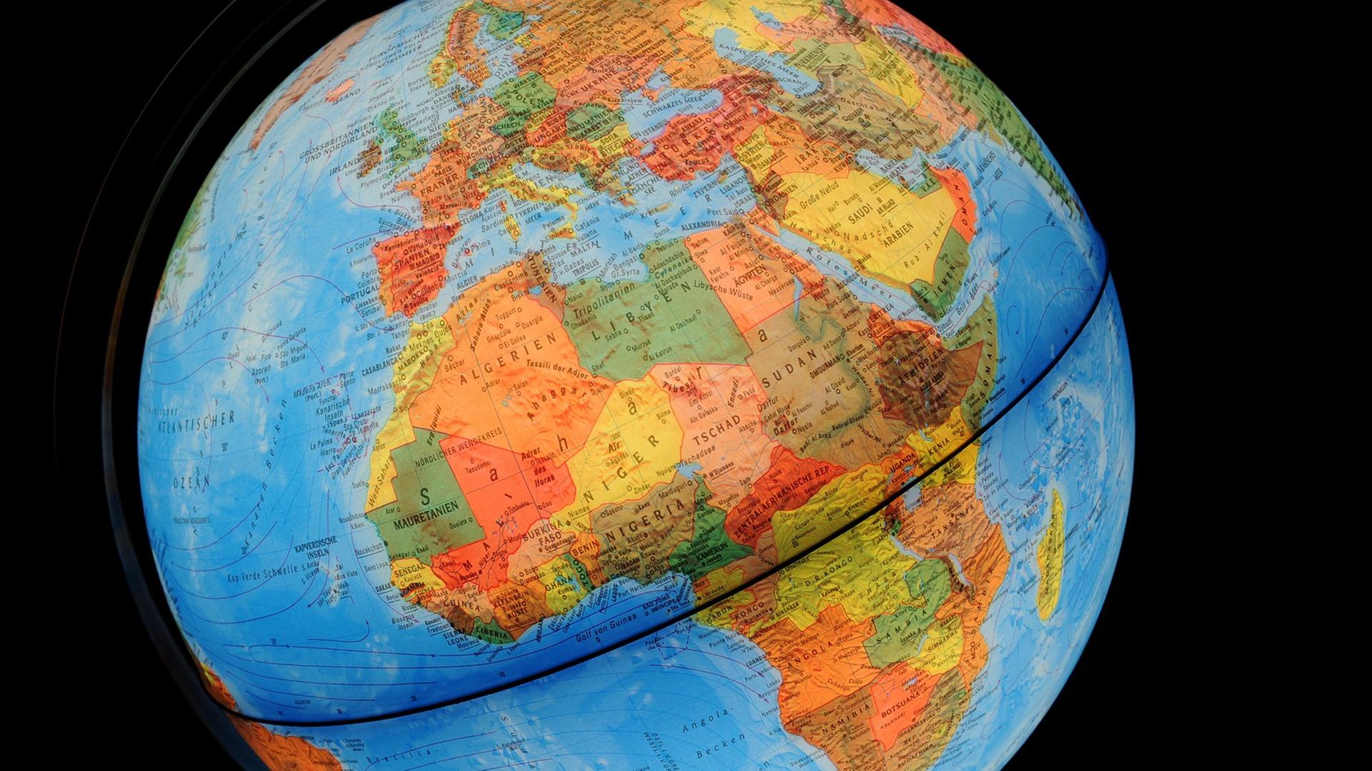 Eine beleuchtete Weltkugel (Globus) mit Blick auf Afrika und Europa. Eine beleuchtete Weltkugel (Globus) mit Blick auf Afrika und Europa.