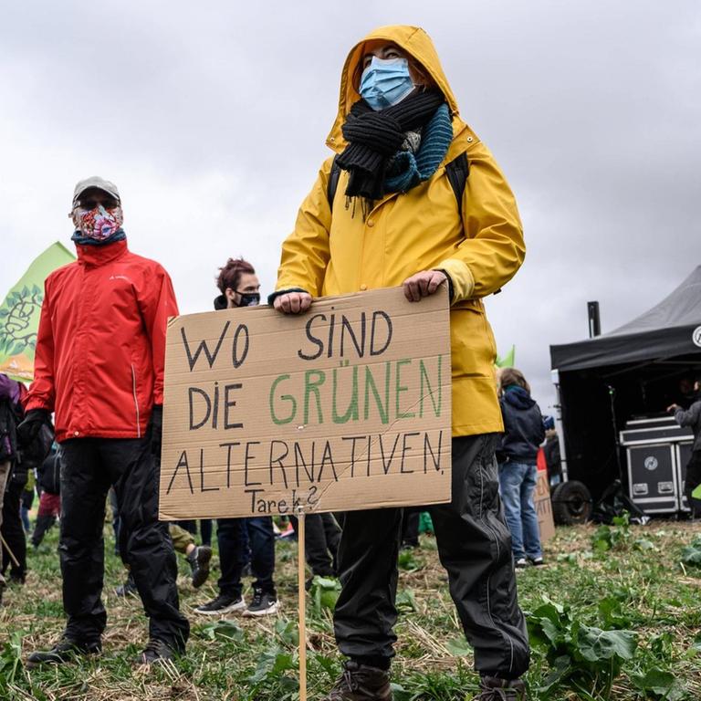 Etwa 3.000 Menschen demonstrieren am 04.10.20 gegen den Bau der Autobahn A49 und die damit verbundene Abholzung des Dannenröder Waldes in Hessen