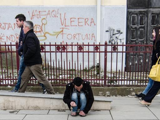 Ein Mann bettelt barfuß um Geld in in Pristina, der Hauptstadt des Kosovo.