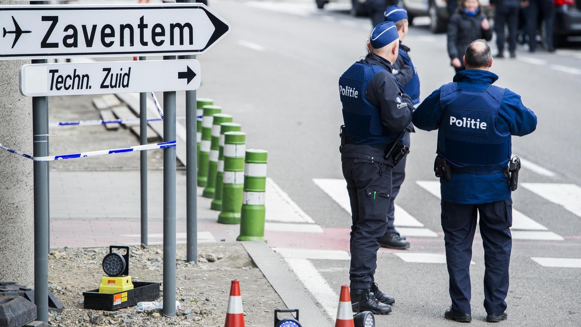 Am Flughafen Zaventem stehen am 30. März 2016 belgische Poizisten. Am Flughafen Zaventem stehen am 30. März 2016 belgische Poizisten.