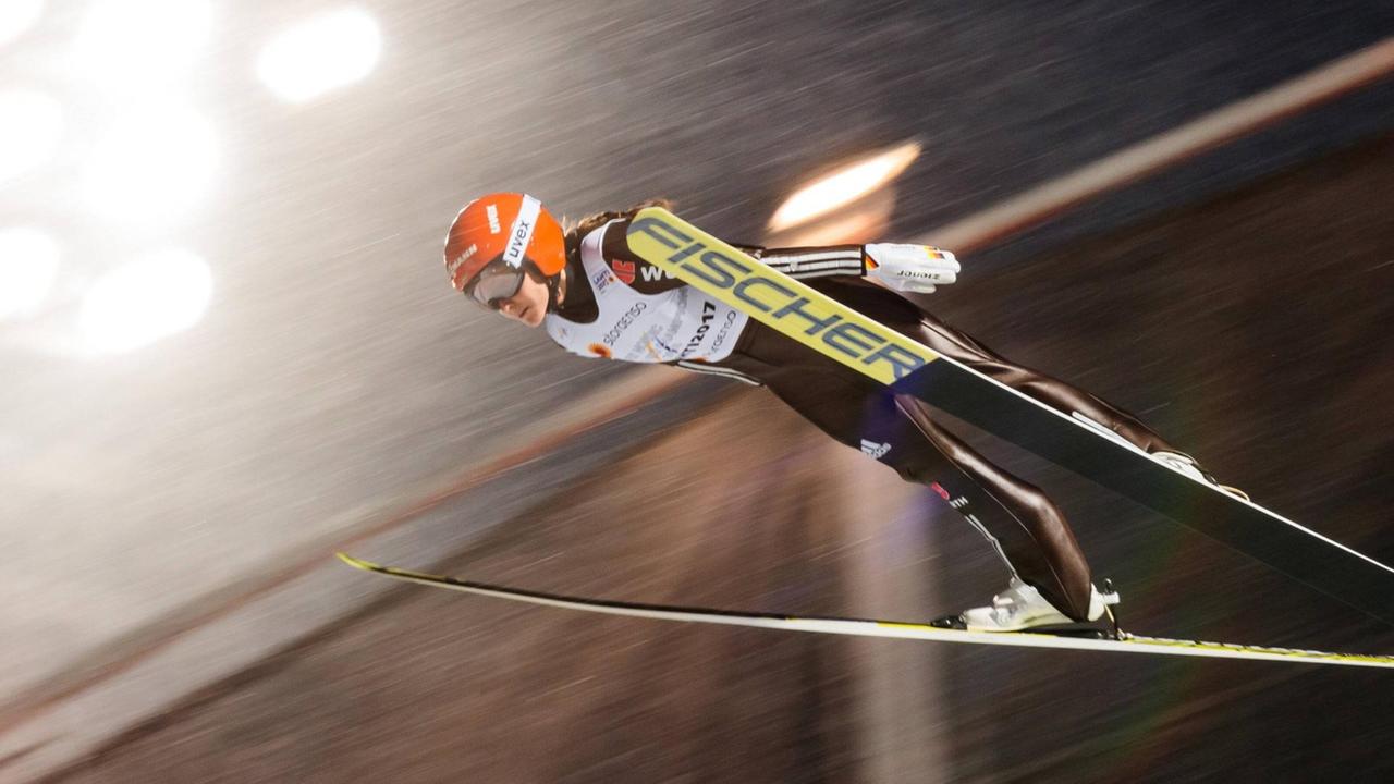Skispringerin Carina Vogt während eines Wettkampfs Skispringerin Carina Vogt während eines Wettkampfs