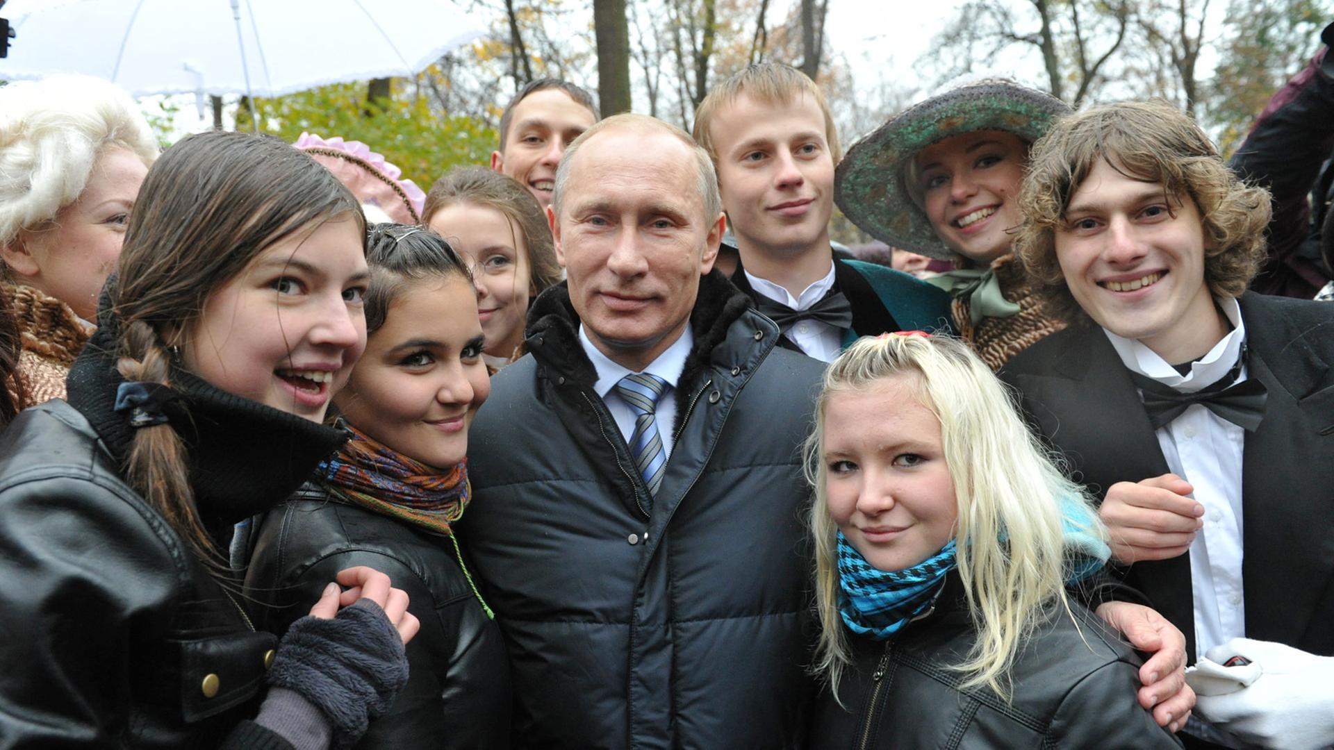 Wladimir Putin beim 200. Jahrestag der Eröffnung des Lyzeums in Tsarkoye, Selo, Oktober 2011 Wladimir Putin beim 200. Jahrestag der Eröffnung des Lyzeums in Tsarkoye, Selo, Oktober 2011