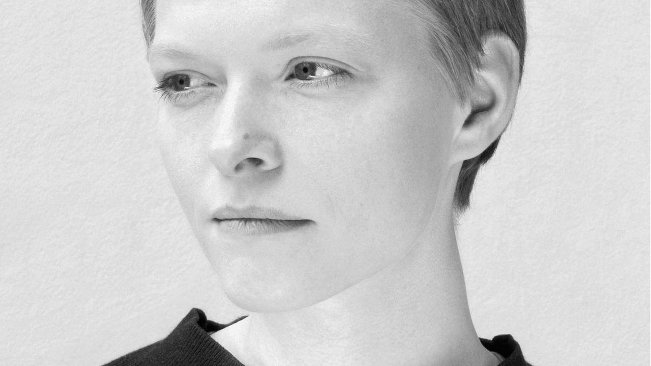 Susann Maria Hempel blickt in einem Schwarzweißfoto ernst zur Seite Susann Maria Hempel blickt in einem Schwarzweißfoto ernst zur Seite