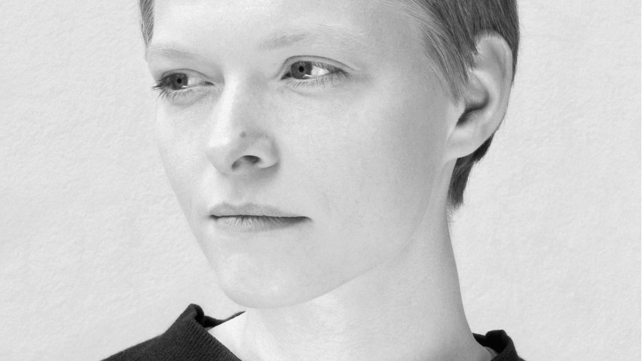 Susann Maria Hempel blickt in einem Schwarzweißfoto ernst zur Seite Susann Maria Hempel blickt in einem Schwarzweißfoto ernst zur Seite