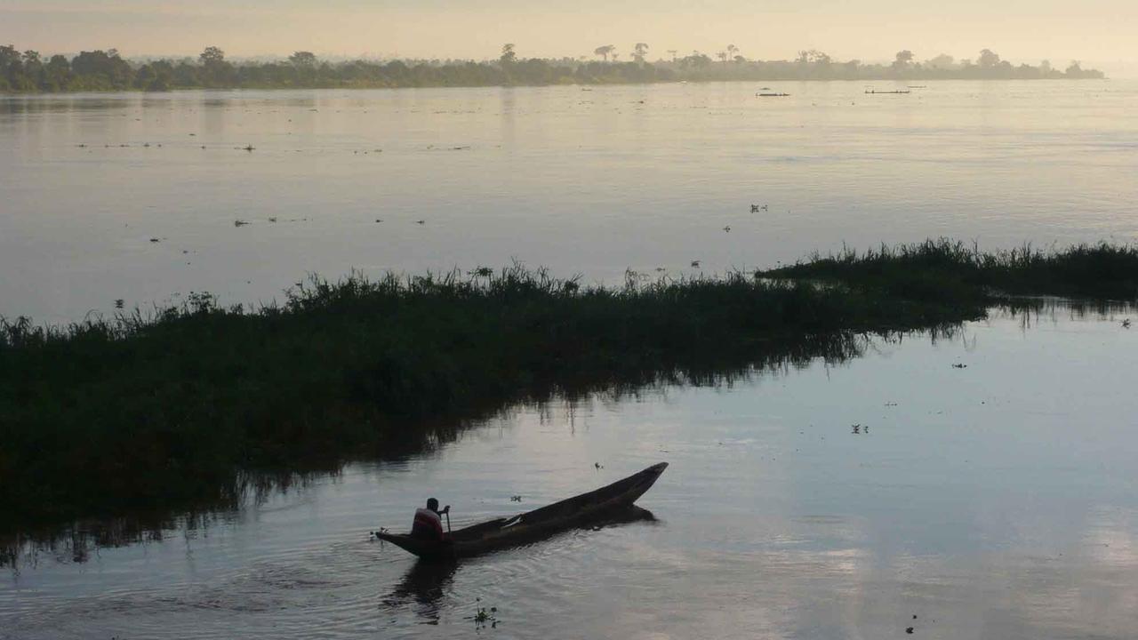 Der Grenzfluss Ubangui. Auf der anderen Seite liegt die Demokratische Republik Kongo. Der Grenzfluss Ubangui. Auf der anderen Seite liegt die Demokratische Republik Kongo.