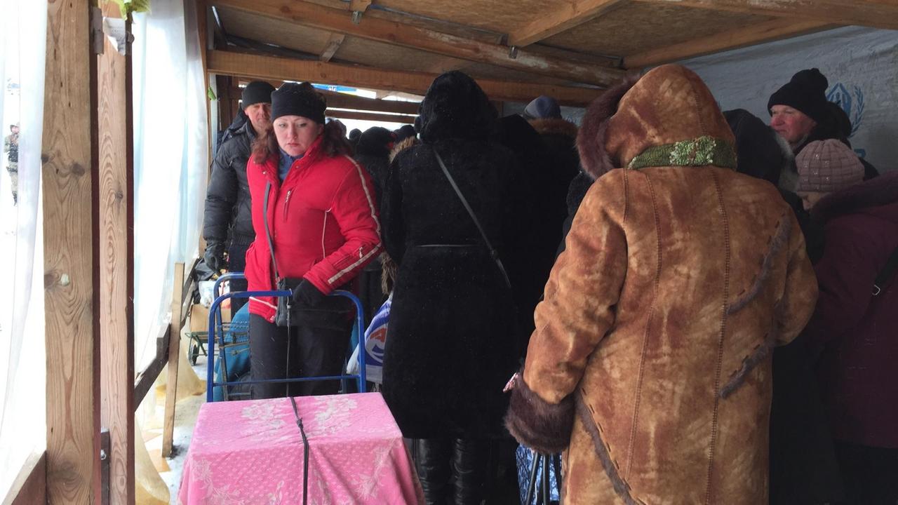 Mehrere Personen passieren den provisorisch eingerichteten Grenzübergang Mehrere Personen passieren den provisorisch eingerichteten Grenzübergang