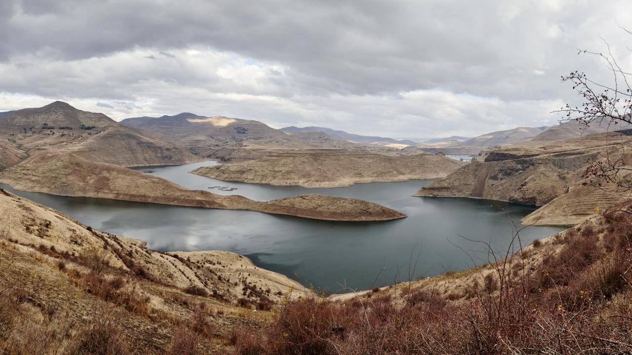 Kahle Berghänge sind von oben zu sehen und im Tal ein Stausee. Kahle Berghänge sind von oben zu sehen und im Tal ein Stausee.