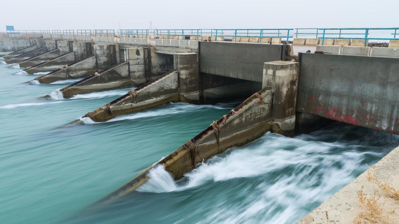 Durch den Kok-Aral-Damms existiert der Kleine Aralsee weiterhin. Das Wasser fließt hindurch, wenn der Wasserdruck zu groß ist. Durch den Kok-Aral-Damms existiert der Kleine Aralsee weiterhin. Das Wasser fließt hindurch, wenn der Wasserdruck zu groß ist.