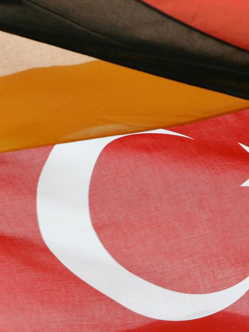 Die deutsche und die türkische Flagge wehen am Dienstag (17.04.2007) auf der Hannover Messe Industrie nebeneinander im Wind.