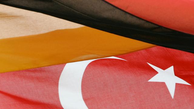 Die deutsche und die türkische Flagge wehen am Dienstag (17.04.2007) auf der Hannover Messe Industrie nebeneinander im Wind.