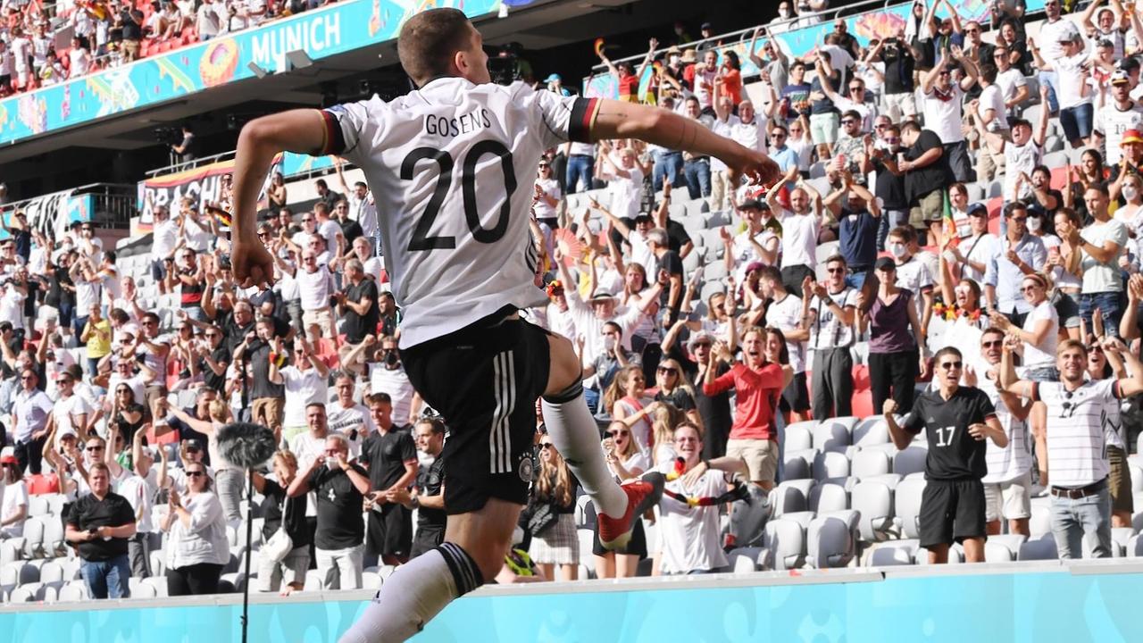 Jubel der deutschen Fans beim Spiel Portugal - Deutschland am 19.06.2021. Robin Gosens springt vor der Tribüne in die Höhe. Jubel der deutschen Fans beim Spiel Portugal - Deutschland am 19.06.2021. Robin Gosens springt vor der Tribüne in die Höhe.