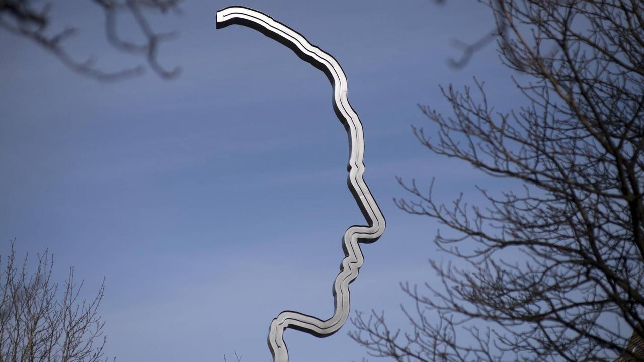 Eine Metallskulptur vor blauem Himmel, die scherenschnittartig die Form Georg Elsers Kopf nachbildet. Eine Metallskulptur vor blauem Himmel, die scherenschnittartig die Form Georg Elsers Kopf nachbildet.