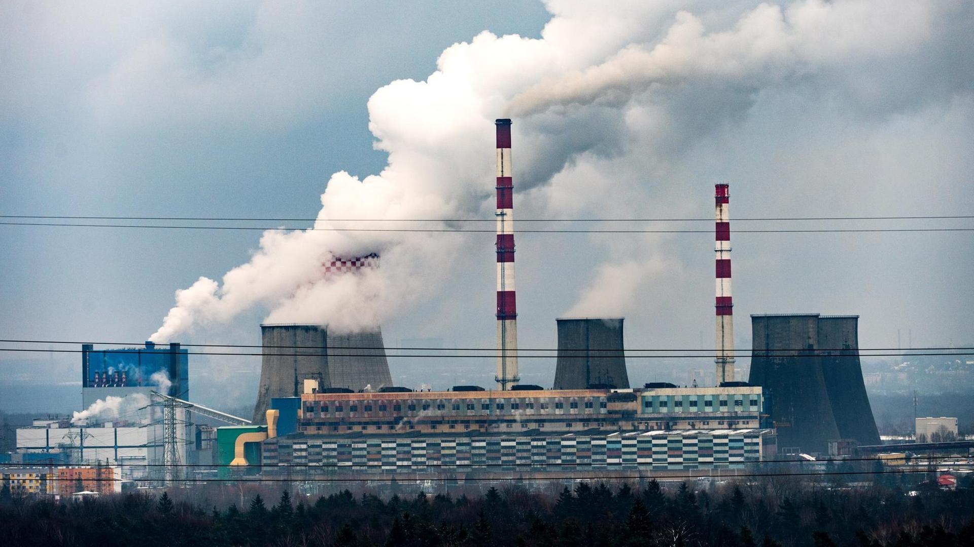 12.12.2018, Polen, Bedzin: Rauch steigt aus den Schornsteinen im Kohlekraftwerk Lagisza bei Kattowitz. Noch bis 14. Dezember findet in der südpolnischen Stadt der UN-Klimagipfel zum Klimawandel statt. Foto: Monika Skolimowska/dpa-Zentralbild/dpa | Verwendung weltweit 12.12.2018, Polen, Bedzin: Rauch steigt aus den Schornsteinen im Kohlekraftwerk Lagisza bei Kattowitz. Noch bis 14. Dezember findet in der südpolnischen Stadt der UN-Klimagipfel zum Klimawandel statt. Foto: Monika Skolimowska/dpa-Zentralbild/dpa | Verwendung weltweit