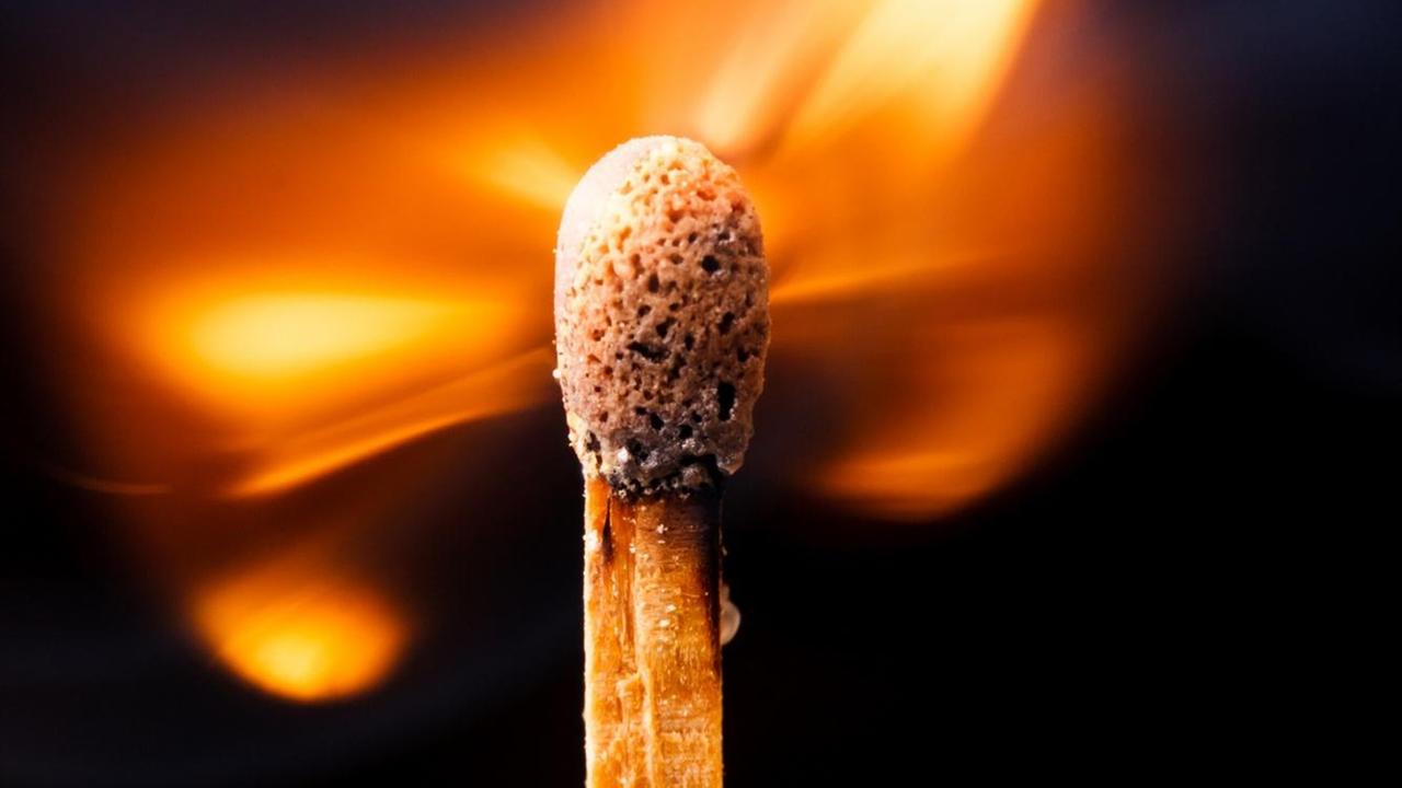 Ein Streichholz erflammt. Ein Streichholz erflammt.