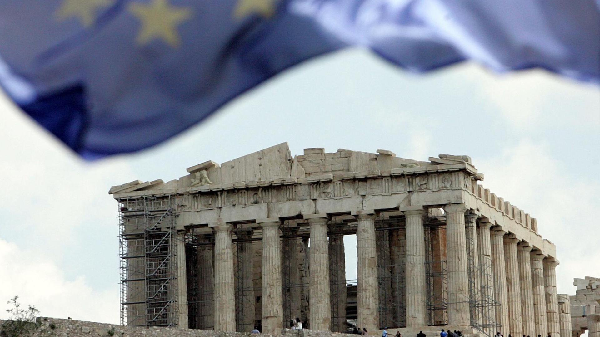 Eine Flagge der Europäischen Union weht im Vordergrund der Akropolis Eine Flagge der Europäischen Union weht im Vordergrund der Akropolis