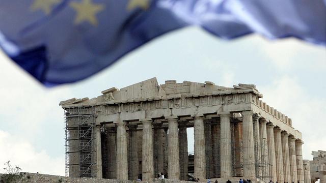 Eine Flagge der Europäischen Union weht im Vordergrund der Akropolis