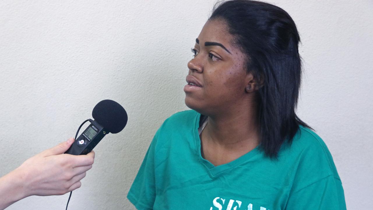 Fabiola da Silva während des Interviews im Gefängnis, das von der Gefängnisdirektorin persönlich überwacht wird. Fabiola da Silva während des Interviews im Gefängnis, das von der Gefängnisdirektorin persönlich überwacht wird.