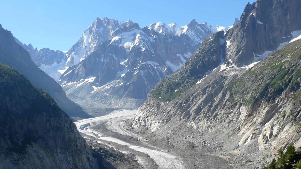 Mer de Glace ("Eismeer") ist der größte Gletscher Frankreichs und seine Oberfläche zu großen Teilen mit Schutt bedeckt. Mer de Glace ("Eismeer") ist der größte Gletscher Frankreichs und seine Oberfläche zu großen Teilen mit Schutt bedeckt.