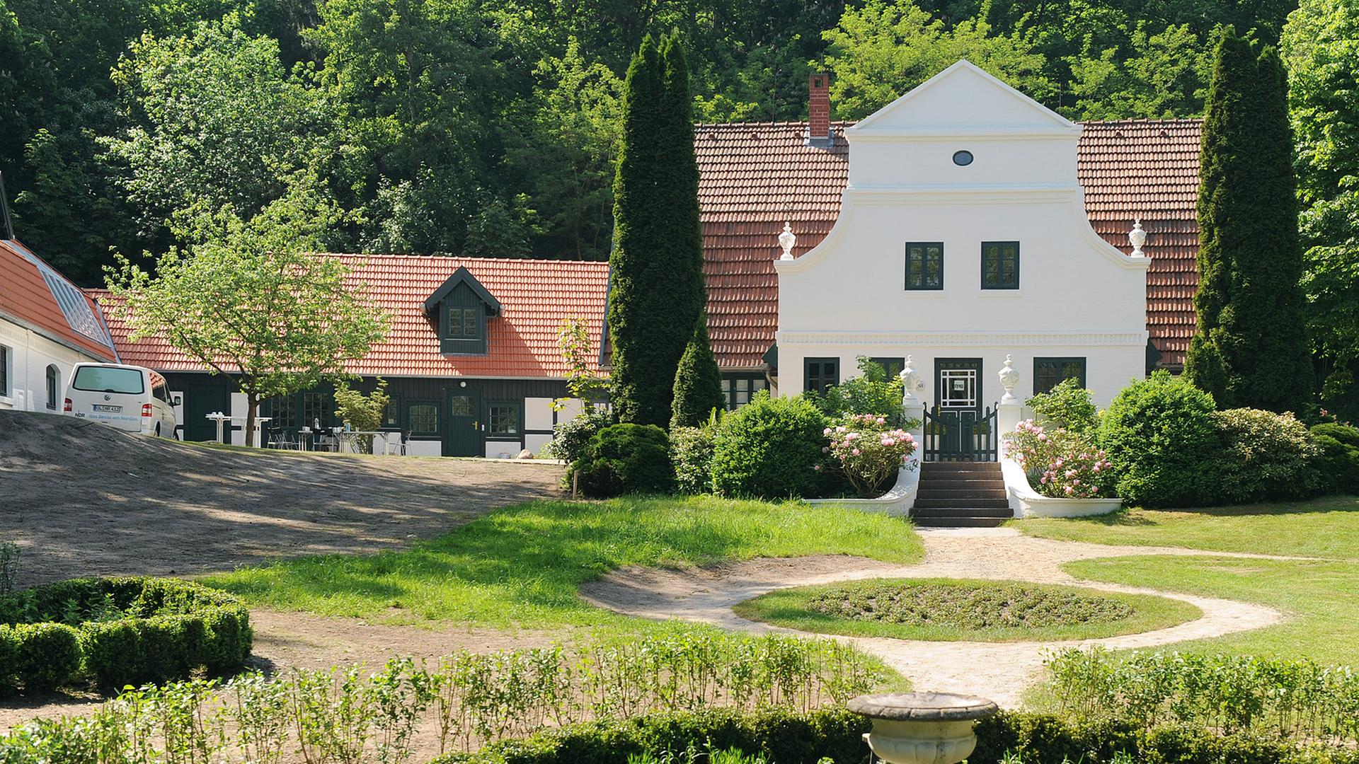 Die Aufnahme vom 23.05.2012 zeigt das vom Jugenstil-Künstler Heinrich Vogeler gestaltete Gesamtkunstwerk Barkenhoff in Worpswede (Kreis Osterholz). Der einstige Treffpunkt der Worpsweder Künstlergemeinschaft ist hier in seinem restaurierten Zustand zu sehen. Die Aufnahme vom 23.05.2012 zeigt das vom Jugenstil-Künstler Heinrich Vogeler gestaltete Gesamtkunstwerk Barkenhoff in Worpswede (Kreis Osterholz). Der einstige Treffpunkt der Worpsweder Künstlergemeinschaft ist hier in seinem restaurierten Zustand zu sehen.