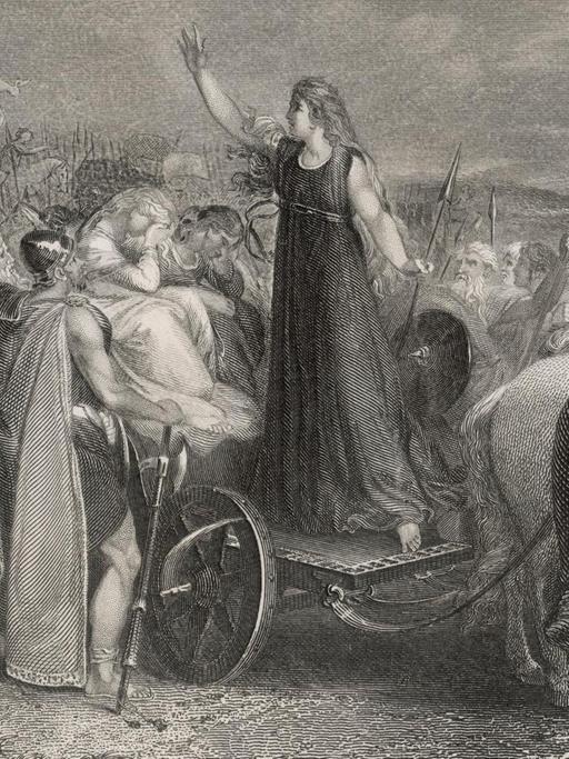 Die Königin Boudicca steht auf einer Pferdkutsche und spricht zu den Briten.