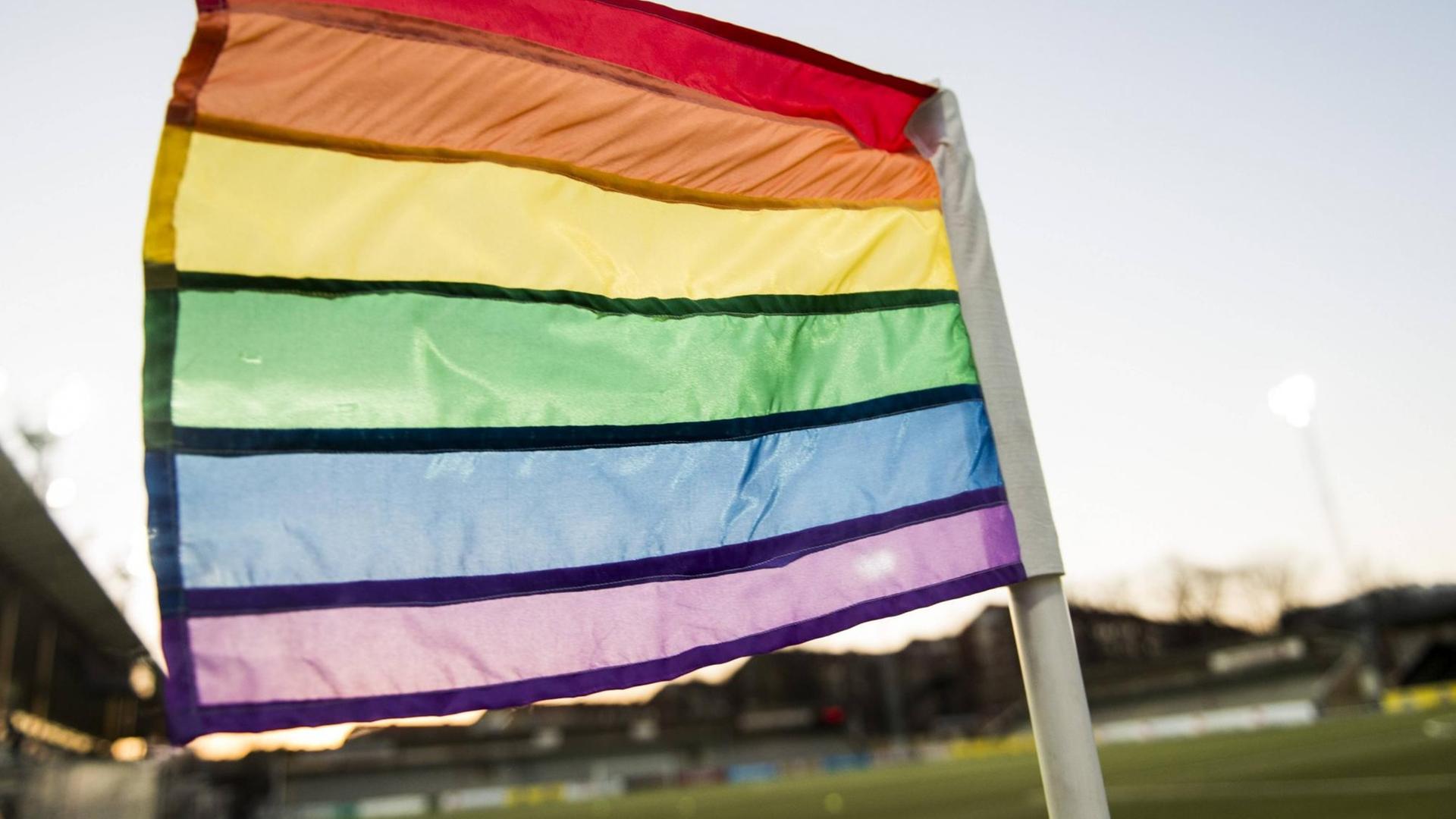 Eckfahne in Regenbogenfarben bei einem Fußballspiel in Malmö. Eckfahne in Regenbogenfarben bei einem Fußballspiel in Malmö.