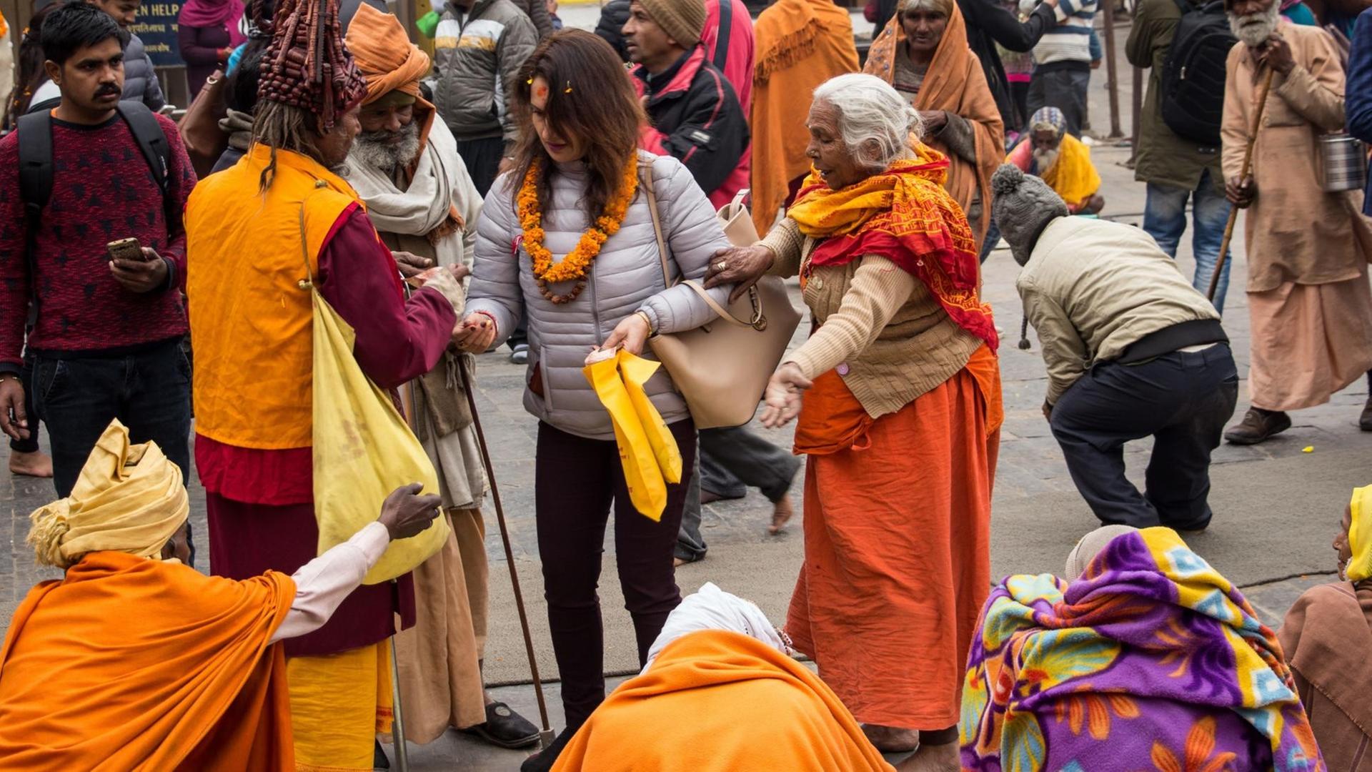 ©Noemie Repetto / Le Pictorium/MAXPPP - Noemie Repetto / Le Pictorium - 13/02/2018 - Nepal / Katmandou - Le Shiva Ratri (ou Maha Shiavatri traduit par 'La Grande Nuit de Shiva') a normalement lieu le 13 fevrier. Cependant, les sadhus (mendiants) commencent a se rassembler des la veille, soit le 12 fevrier. Ces personnes se rendent au temple du Pashupatinath afin de celebrer ce qui consiste en l'anniversaire du Seigneur Shiva. Shiva est represente sous la forme de yogi ou bien de mendiant et autres formes, d'ou la presence d'autant de mendiants de Katmandou dans ce temple-la ce jour precis. Le nom 'Pashupati' est l'un des nombreux noms que porte le Seigneur Shiva. La coutume du Shiva Ratri est de jeuner et veiller toute na nuit en accomplissant un 'puja' toutes les 3 heures (4 fois durant la nuit). Lors de ces ablutions, du lait, du lait caille, du beurre et enfin du miel sont donnes en offrandes au Dieu, dans cette ordre. Chaque ablution est suivie d'une offrande de feuille de bilva, appreciee par Shiva. Il n'est pas anormal de voir des mendiants se partager une cigarette de marijuana, ou bien de fumer la pipe. / 13/02/2018 - Nepal / Kathmandu - The Shiva Ratri (or Maha Shiavatri translated as 'The Great Night of Shiva') is normally held on February 13th. However, the sadhus (beggars) begin to gather the day before, the 12th of February. These people go to the temple of Pashupatinath to celebrate the birthday of Lord Shiva. Shiva is represented in the form of yogi or beggar and many other forms, hence the presence of as many beggars from Kathmandu in this temple on this particular day. The name 'Pashupati' is one of the many names that Lord Shiva carries. The custom of Shiva Ratri is to fast and watch all night by performing a 'puja' every 3 hours (4 times during the night). During these ablutions, milk, curd, butter and finally honey are given as offerings to God, in this order. Each ablution is followed by a bilva leaf offering, appreciated by Shiva... | ©Noemie Repetto / Le Pictorium/MAXPPP - Noemie Repetto / Le Pictorium - 13/02/2018 - Nepal / Katmandou - Le Shiva Ratri (ou Maha Shiavatri traduit par 'La Grande Nuit de Shiva') a normalement lieu le 13 fevrier. Cependant, les sadhus (mendiants) commencent a se rassembler des la veille, soit le 12 fevrier. Ces personnes se rendent au temple du Pashupatinath afin de celebrer ce qui consiste en l'anniversaire du Seigneur Shiva. Shiva est represente sous la forme de yogi ou bien de mendiant et autres formes, d'ou la presence d'autant de mendiants de Katmandou dans ce temple-la ce jour precis. Le nom 'Pashupati' est l'un des nombreux noms que porte le Seigneur Shiva. La coutume du Shiva Ratri est de jeuner et veiller toute na nuit en accomplissant un 'puja' toutes les 3 heures (4 fois durant la nuit). Lors de ces ablutions, du lait, du lait caille, du beurre et enfin du miel sont donnes en offrandes au Dieu, dans cette ordre. Chaque ablution est suivie d'une offrande de feuille de bilva, appreciee par Shiva. Il n'est pas anormal de voir des mendiants se partager une cigarette de marijuana, ou bien de fumer la pipe. / 13/02/2018 - Nepal / Kathmandu - The Shiva Ratri (or Maha Shiavatri translated as 'The Great Night of Shiva') is normally held on February 13th. However, the sadhus (beggars) begin to gather the day before, the 12th of February. These people go to the temple of Pashupatinath to celebrate the birthday of Lord Shiva. Shiva is represented in the form of yogi or beggar and many other forms, hence the presence of as many beggars from Kathmandu in this temple on this particular day. The name 'Pashupati' is one of the many names that Lord Shiva carries. The custom of Shiva Ratri is to fast and watch all night by performing a 'puja' every 3 hours (4 times during the night). During these ablutions, milk, curd, butter and finally honey are given as offerings to God, in this order. Each ablution is followed by a bilva leaf offering, appreciated by Shiva... |