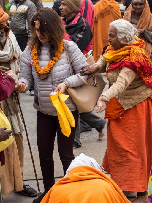 ©Noemie Repetto / Le Pictorium/MAXPPP - Noemie Repetto / Le Pictorium - 13/02/2018 - Nepal / Katmandou - Le Shiva Ratri (ou Maha Shiavatri traduit par 'La Grande Nuit de Shiva') a normalement lieu le 13 fevrier. Cependant, les sadhus (mendiants) commencent a se rassembler des la veille, soit le 12 fevrier. Ces personnes se rendent au temple du Pashupatinath afin de celebrer ce qui consiste en l'anniversaire du Seigneur Shiva. Shiva est represente sous la forme de yogi ou bien de mendiant et autres formes, d'ou la presence d'autant de mendiants de Katmandou dans ce temple-la ce jour precis. Le nom 'Pashupati' est l'un des nombreux noms que porte le Seigneur Shiva. La coutume du Shiva Ratri est de jeuner et veiller toute na nuit en accomplissant un 'puja' toutes les 3 heures (4 fois durant la nuit). Lors de ces ablutions, du lait, du lait caille, du beurre et enfin du miel sont donnes en offrandes au Dieu, dans cette ordre. Chaque ablution est suivie d'une offrande de feuille de bilva, appreciee par Shiva. Il n'est pas anormal de voir des mendiants se partager une cigarette de marijuana, ou bien de fumer la pipe. / 13/02/2018 - Nepal / Kathmandu - The Shiva Ratri (or Maha Shiavatri translated as 'The Great Night of Shiva') is normally held on February 13th. However, the sadhus (beggars) begin to gather the day before, the 12th of February. These people go to the temple of Pashupatinath to celebrate the birthday of Lord Shiva. Shiva is represented in the form of yogi or beggar and many other forms, hence the presence of as many beggars from Kathmandu in this temple on this particular day. The name 'Pashupati' is one of the many names that Lord Shiva carries. The custom of Shiva Ratri is to fast and watch all night by performing a 'puja' every 3 hours (4 times during the night). During these ablutions, milk, curd, butter and finally honey are given as offerings to God, in this order. Each ablution is followed by a bilva leaf offering, appreciated by Shiva... |