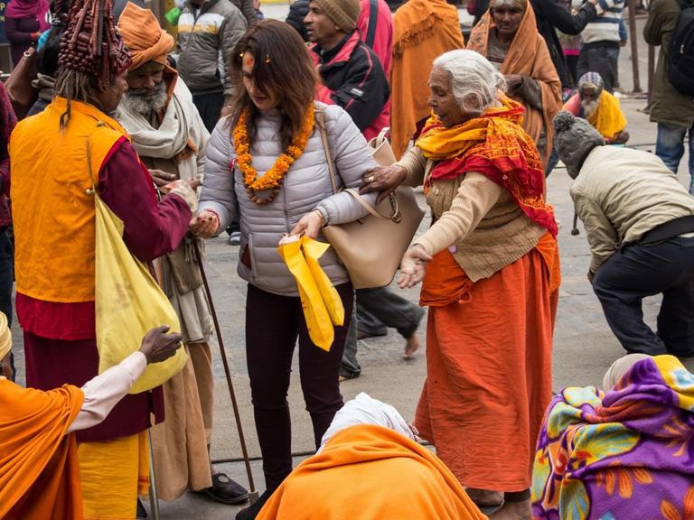 ©Noemie Repetto / Le Pictorium/MAXPPP - Noemie Repetto / Le Pictorium - 13/02/2018 - Nepal / Katmandou - Le Shiva Ratri (ou Maha Shiavatri traduit par 'La Grande Nuit de Shiva') a normalement lieu le 13 fevrier. Cependant, les sadhus (mendiants) commencent a se rassembler des la veille, soit le 12 fevrier. Ces personnes se rendent au temple du Pashupatinath afin de celebrer ce qui consiste en l'anniversaire du Seigneur Shiva. Shiva est represente sous la forme de yogi ou bien de mendiant et autres formes, d'ou la presence d'autant de mendiants de Katmandou dans ce temple-la ce jour precis. Le nom 'Pashupati' est l'un des nombreux noms que porte le Seigneur Shiva. La coutume du Shiva Ratri est de jeuner et veiller toute na nuit en accomplissant un 'puja' toutes les 3 heures (4 fois durant la nuit). Lors de ces ablutions, du lait, du lait caille, du beurre et enfin du miel sont donnes en offrandes au Dieu, dans cette ordre. Chaque ablution est suivie d'une offrande de feuille de bilva, appreciee par Shiva. Il n'est pas anormal de voir des mendiants se partager une cigarette de marijuana, ou bien de fumer la pipe. / 13/02/2018 - Nepal / Kathmandu - The Shiva Ratri (or Maha Shiavatri translated as 'The Great Night of Shiva') is normally held on February 13th. However, the sadhus (beggars) begin to gather the day before, the 12th of February. These people go to the temple of Pashupatinath to celebrate the birthday of Lord Shiva. Shiva is represented in the form of yogi or beggar and many other forms, hence the presence of as many beggars from Kathmandu in this temple on this particular day. The name 'Pashupati' is one of the many names that Lord Shiva carries. The custom of Shiva Ratri is to fast and watch all night by performing a 'puja' every 3 hours (4 times during the night). During these ablutions, milk, curd, butter and finally honey are given as offerings to God, in this order. Each ablution is followed by a bilva leaf offering, appreciated by Shiva... |