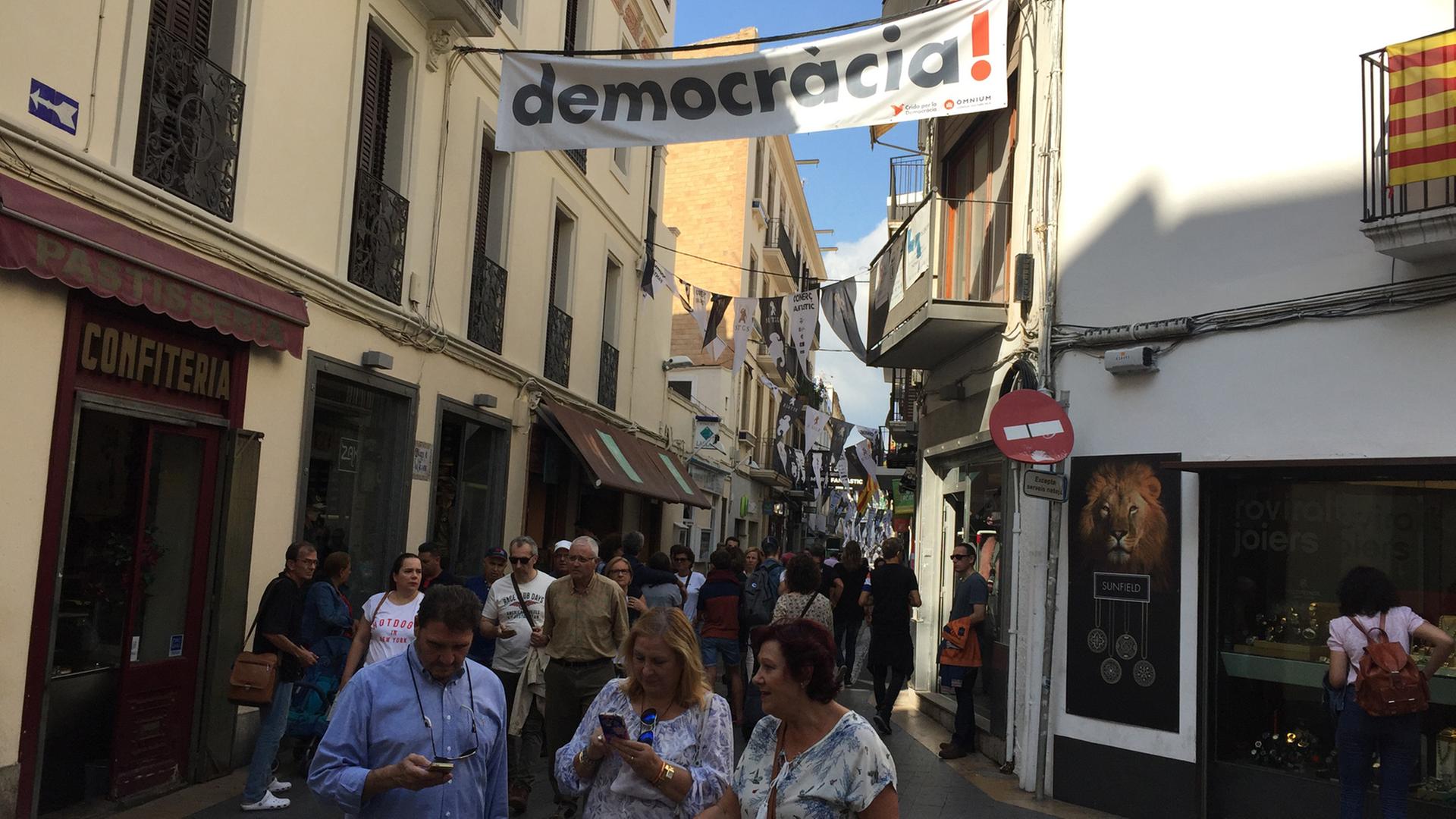 "Democracia" - Demokratie wird auf einem Plakat in der spanischen Küstenstadt Sitges gefordert; Sitges liegt in der Comarca Garraf etwa 35 Kilometer südwestlich von Barcelona.