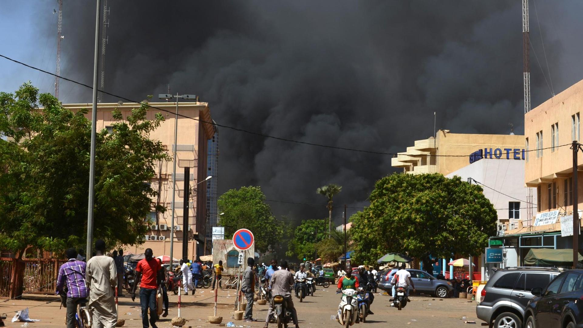 In Ouagadougou, der Hauptstadt von Burkina Faso, sind nach einem Terrorangriff dichte Rauchsäulen zu sehen. In Ouagadougou, der Hauptstadt von Burkina Faso, sind nach einem Terrorangriff dichte Rauchsäulen zu sehen.
