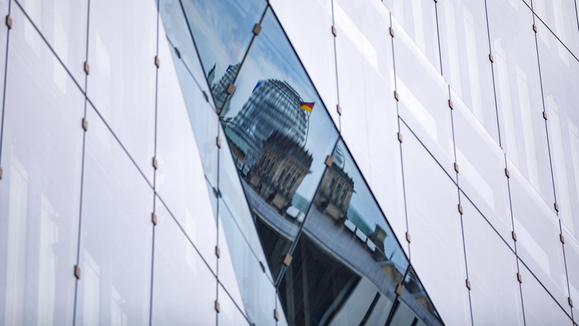 Die Kuppel des Reichtagsgebäudes als Reflexion auf der Glasfassade des 3XN Cube. Die Kuppel des Reichtagsgebäudes als Reflexion auf der Glasfassade des 3XN Cube.