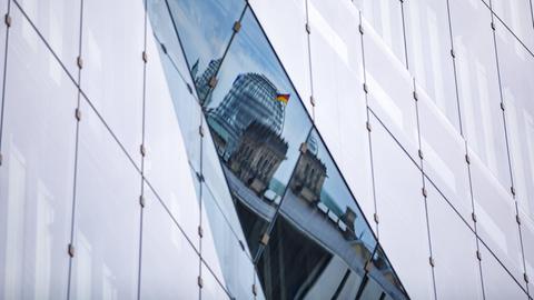 Die Kuppel des Reichtagsgebäudes als Reflexion auf der Glasfassade des 3XN Cube.