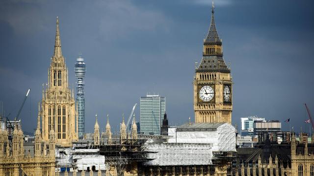 Dunkle Regenwolken über dem britischen Parlament in London-Westminster.