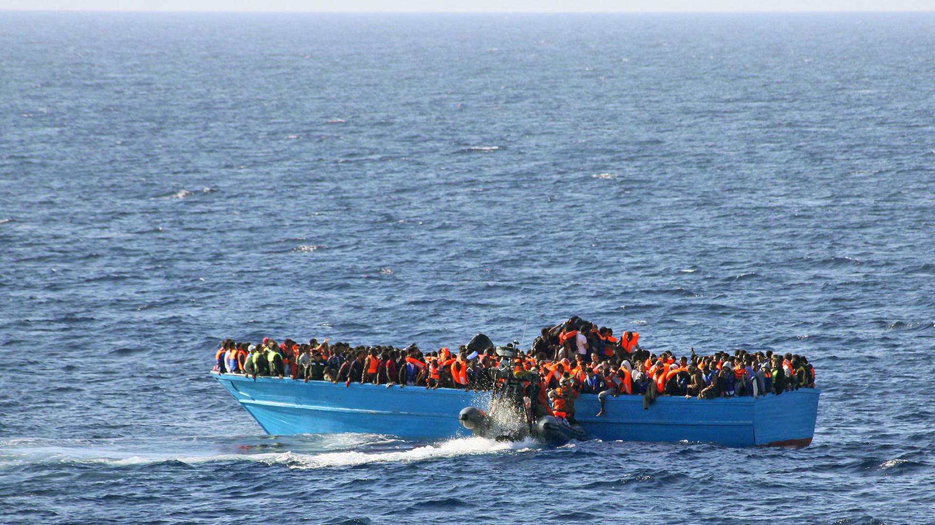 Bei Seegang rettet die Besatzung der deutschen Fregatte Schleswig-Holstein am 21.06.2015 rund 148 Kilometer nordwestlich vom libyschen Tripolis 417 Männer, 63 Frauen und 42 Kinder aus einem Holzboot und bringt diese zum Hafen von Salerno in Italien. Bei Seegang rettet die Besatzung der deutschen Fregatte Schleswig-Holstein am 21.06.2015 rund 148 Kilometer nordwestlich vom libyschen Tripolis 417 Männer, 63 Frauen und 42 Kinder aus einem Holzboot und bringt diese zum Hafen von Salerno in Italien.
