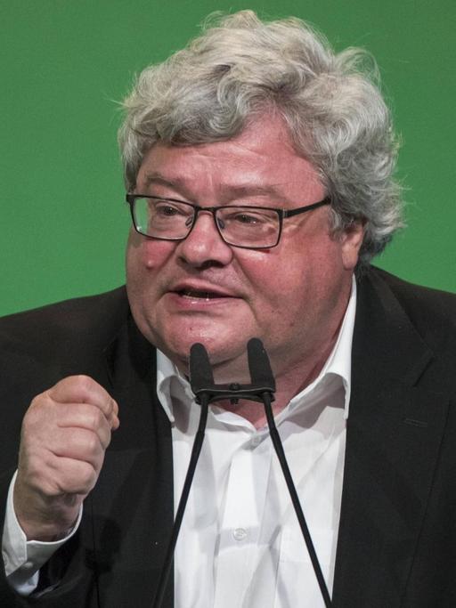 Der Grünen-Europapolitiker Reinhard Bütikofer spricht in ein Mikrofon.