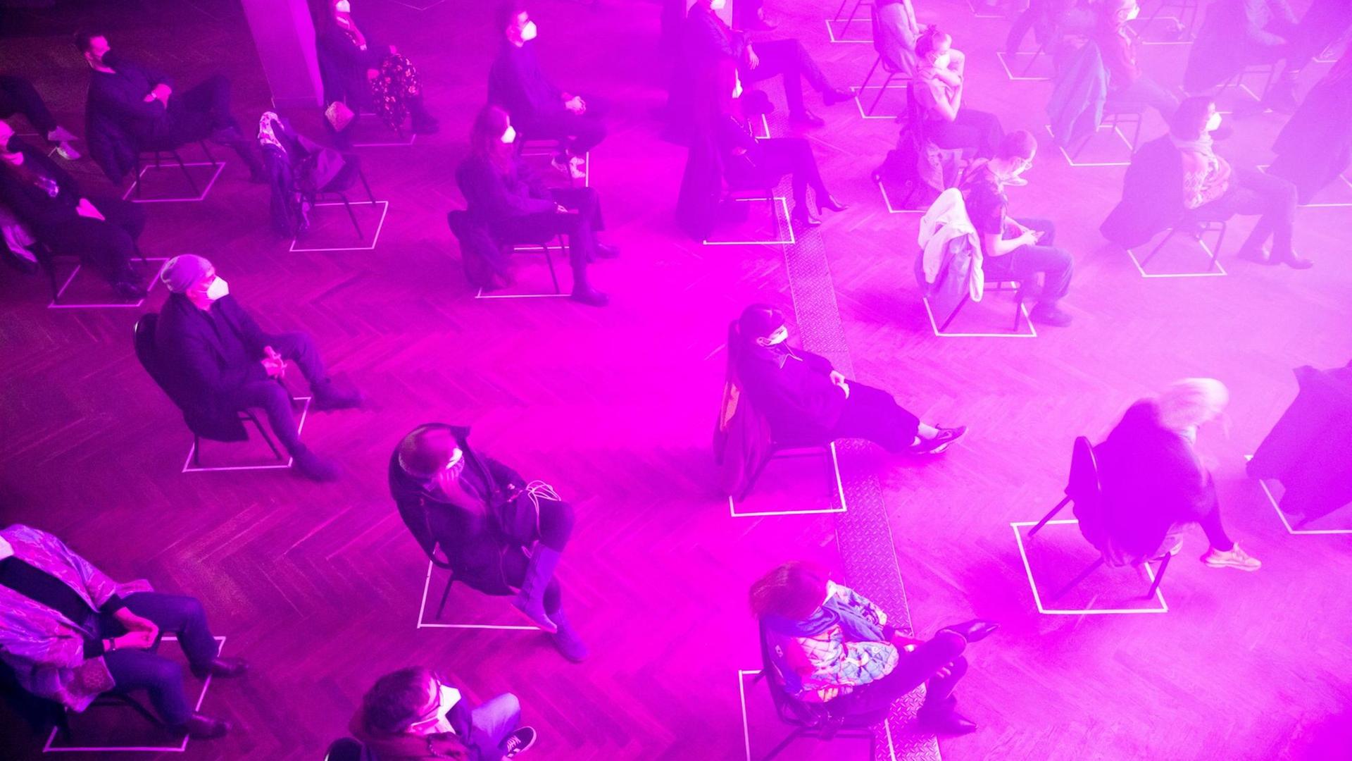 Zuschauer sitzen bei einem Testkonzert mit dem Titel "Operation Heartbeat" im "Säälchen" auf dem Berliner Holzmarkt-Gelände unter Einhaltung des Sicherheitsabstandes schachbrettartig auf Stühlen. Zuschauer sitzen bei einem Testkonzert mit dem Titel "Operation Heartbeat" im "Säälchen" auf dem Berliner Holzmarkt-Gelände unter Einhaltung des Sicherheitsabstandes schachbrettartig auf Stühlen.