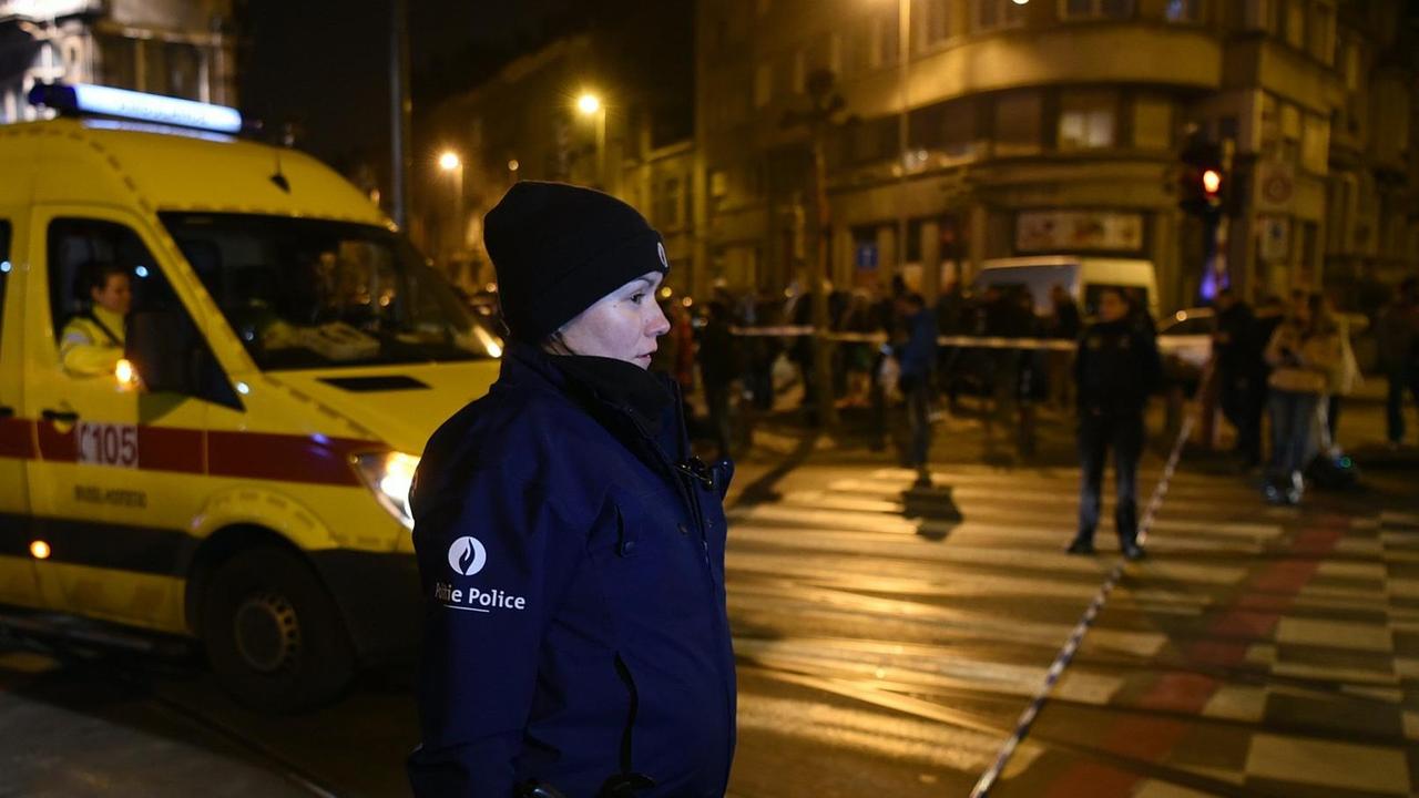 Polizei und Rettungskräfte im Brüsseler Stadtteil Schaerbeek. Polizei und Rettungskräfte im Brüsseler Stadtteil Schaerbeek.