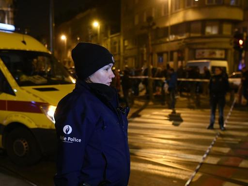 Polizei und Rettungskräfte im Brüsseler Stadtteil Schaerbeek.