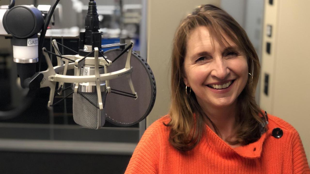 Die französische Schriftstellerin und Journalistin Pascale Hugues im Studio von Deutschlandfunk Kultur vor einem Mikrofon sitzend. Die französische Schriftstellerin und Journalistin Pascale Hugues im Studio von Deutschlandfunk Kultur vor einem Mikrofon sitzend.