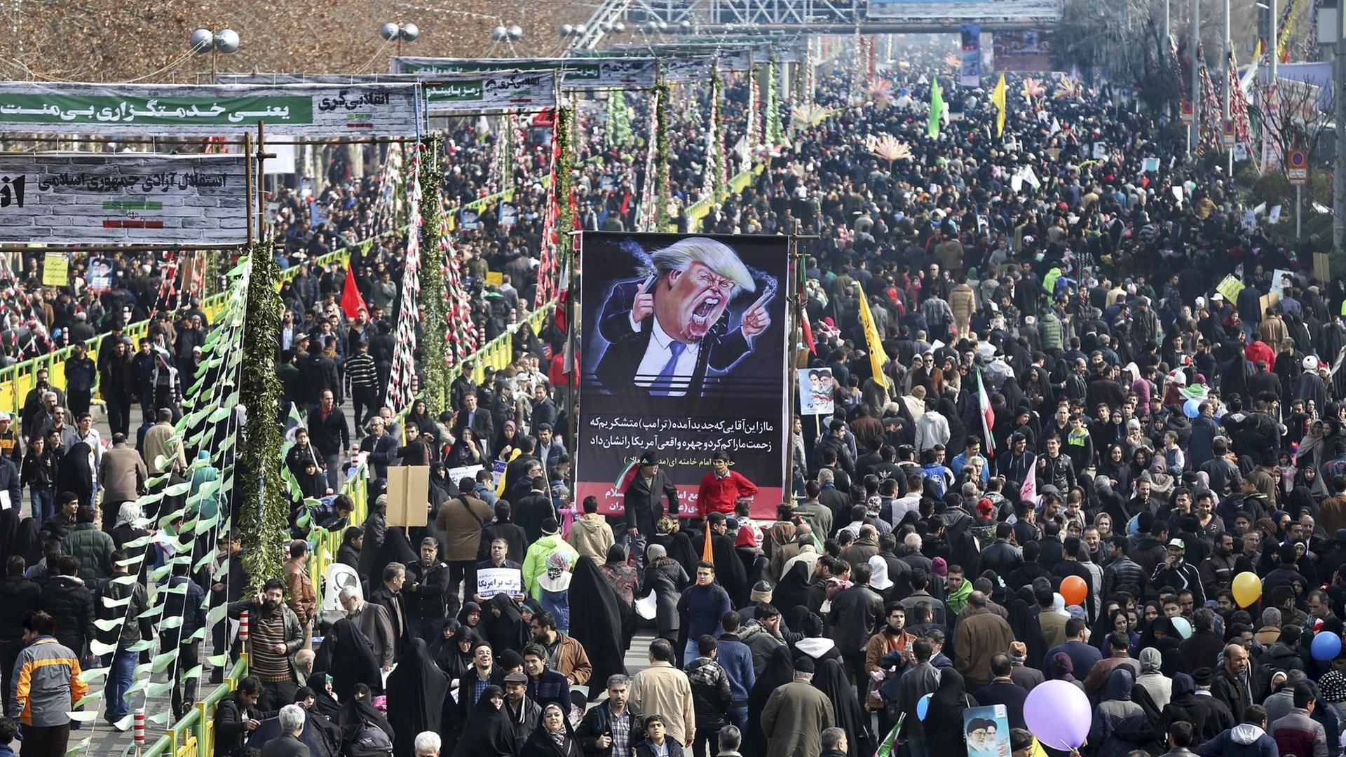 Menschen nehmen in Teheran (Iran) an der jährlichen Kundgebung anlässlich des Jahrestags der islamischen Revolution teil. Einige Teilnehmer halten eine Karikatur des US-Präsidenten Trump hoch. Menschen nehmen in Teheran (Iran) an der jährlichen Kundgebung anlässlich des Jahrestags der islamischen Revolution teil. Einige Teilnehmer halten eine Karikatur des US-Präsidenten Trump hoch.