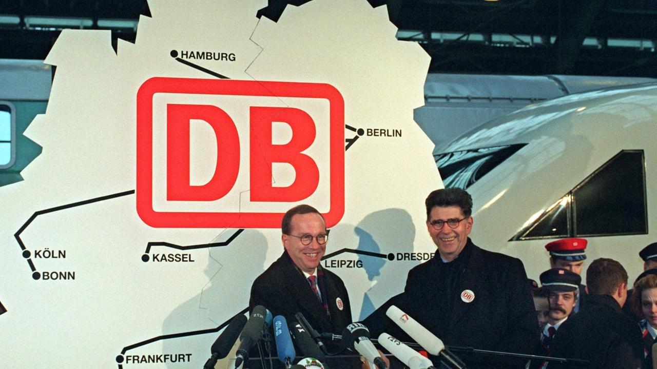Heinz Dürr (r), Vorsitzender der Deutschen Bahn, und Bundesverkehrsminister Matthias Wissmann (l, CDU) am 10. Januar 1994 in Berlin während der symbolischen Fusion der Bundesbahn (Bundesrepublik) und der Reichsbahn (frühere DDR) zur Deutsche Bahn AG. | Verwendung weltweit